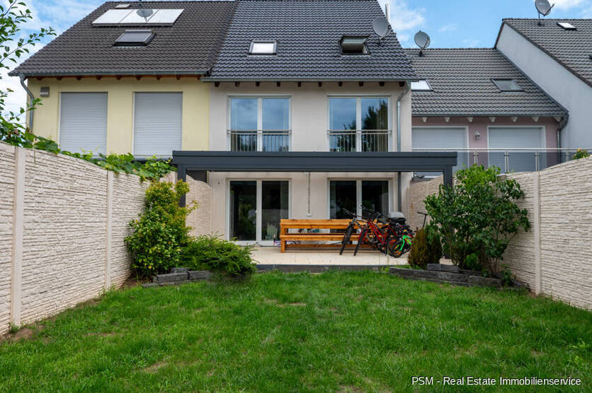 Familientraum: Modernes Zuhause mit Dachstudio & sonnigem Garten