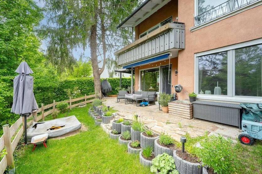 AIGNER - Charmante Doppelhaushälfte mit Gartenidylle in Pöcking