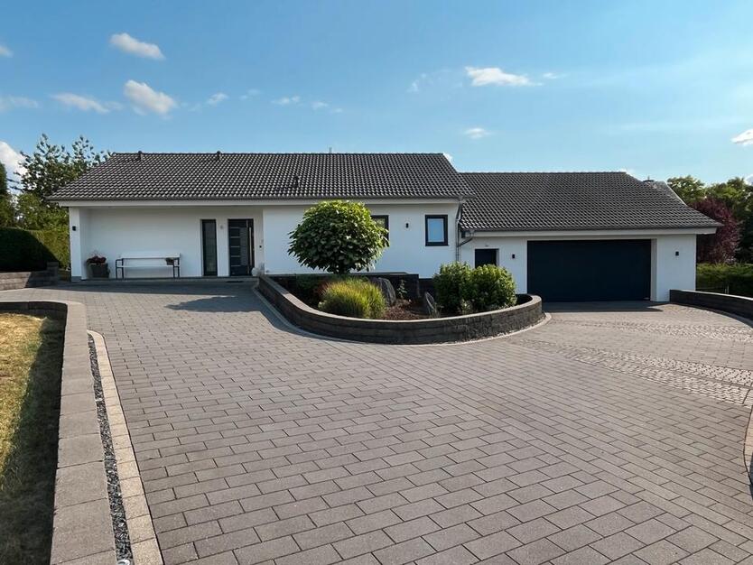 Einfamilienhaus mit großem Grundstück