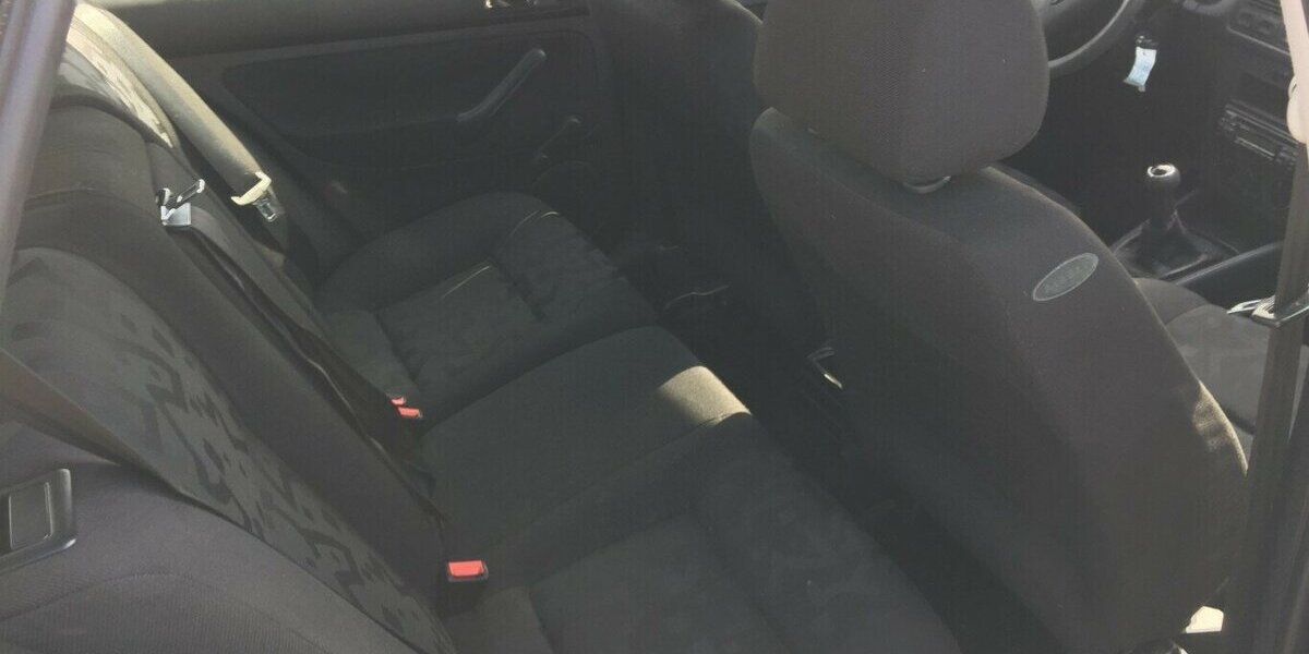 VW Golf 4 Türig,Tüv 01/28! 220.000 km 1.500 &euro; Himmelkron 95502