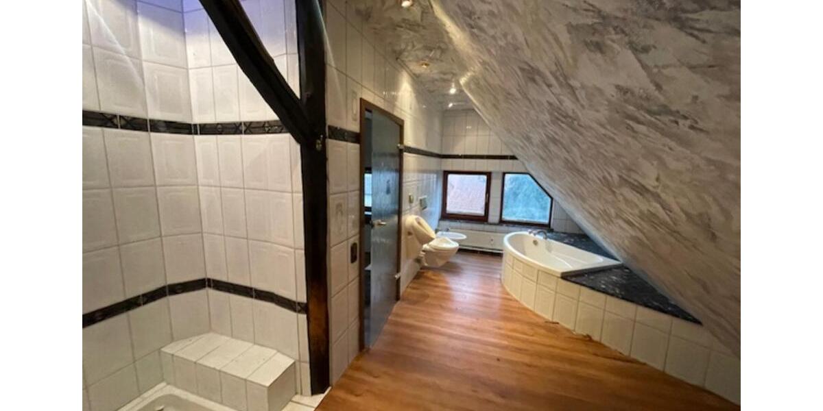Einfamilienhaus Bad Arolsen - 6 Zimmer, 350 m&sup2;, 195.000&euro; | Angebot:24253552