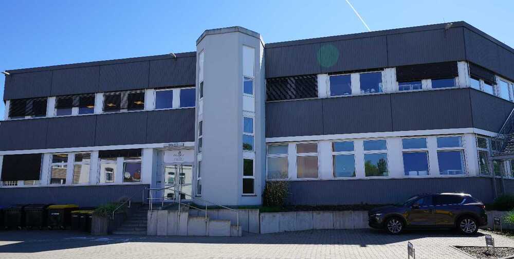 Modernisierte und großzügige Büro- Praxisfläche mit flexibler Aufteilung