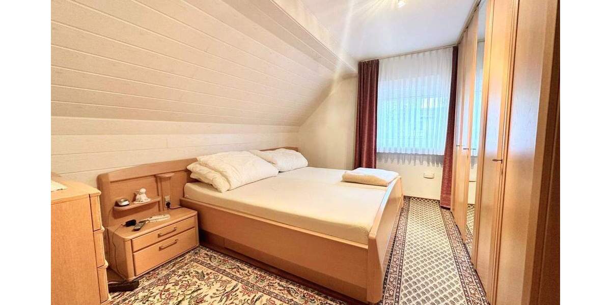 Doppelhaushälfte mit viel Potenzial, großzügigen Garten, Garage und Stellplätzen 5 zimmer