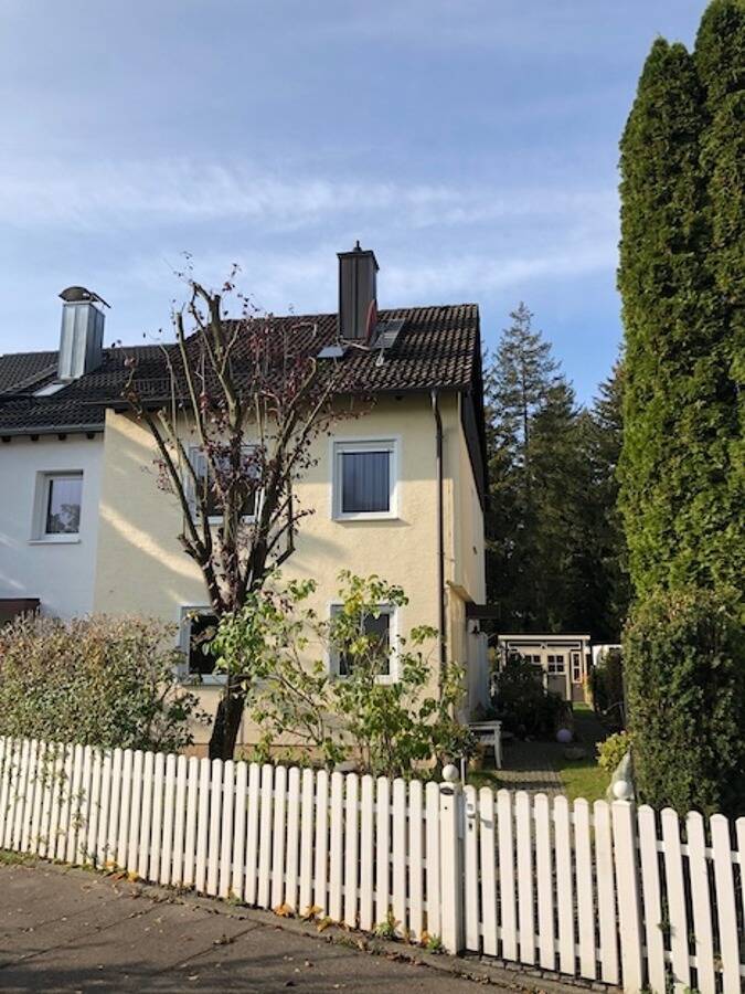 WEIGERT: Ansprechende Doppelhaushälfte mit ausgebautem Dachgeschoss und liebevoll angelegtem Garten