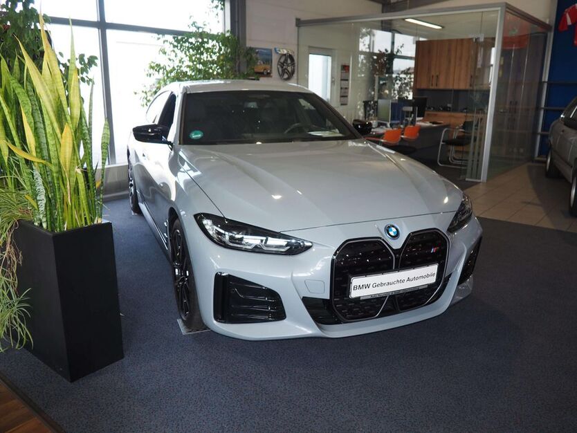 BMW i4 17.500 km 55.880 € Obertraubling bei Regensburg 93083