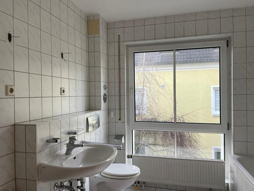 Zur Anlage mit Potential für mehr - Küche und Bad mit Fenster, Balkon sowie Stellplatz!