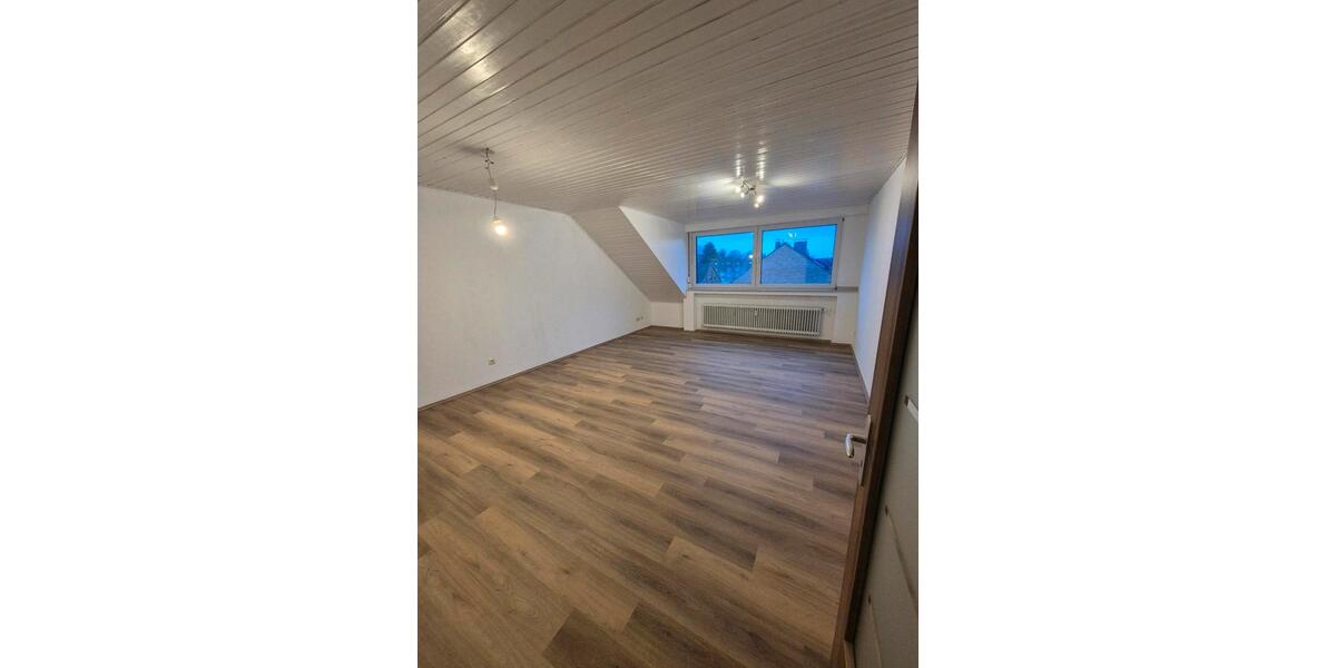Dachgeschoßwohnung Dinslaken Hiesfeld - 2.5 Zimmer, 73 m&sup2;, 600&euro; | Angebot:26396476