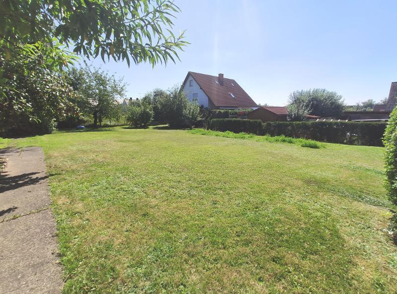 Einfamilienhaus mit Garage und Garten