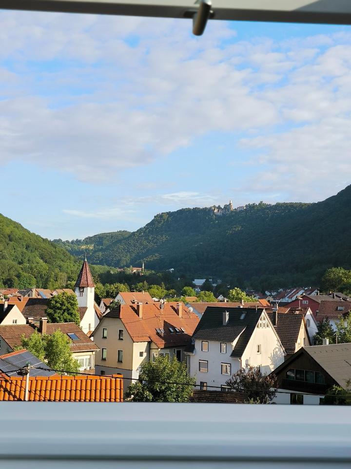 Helle 3-Zimmer-DG-Wohnung mit Schlossblick, PV-Anlage & Wallbox