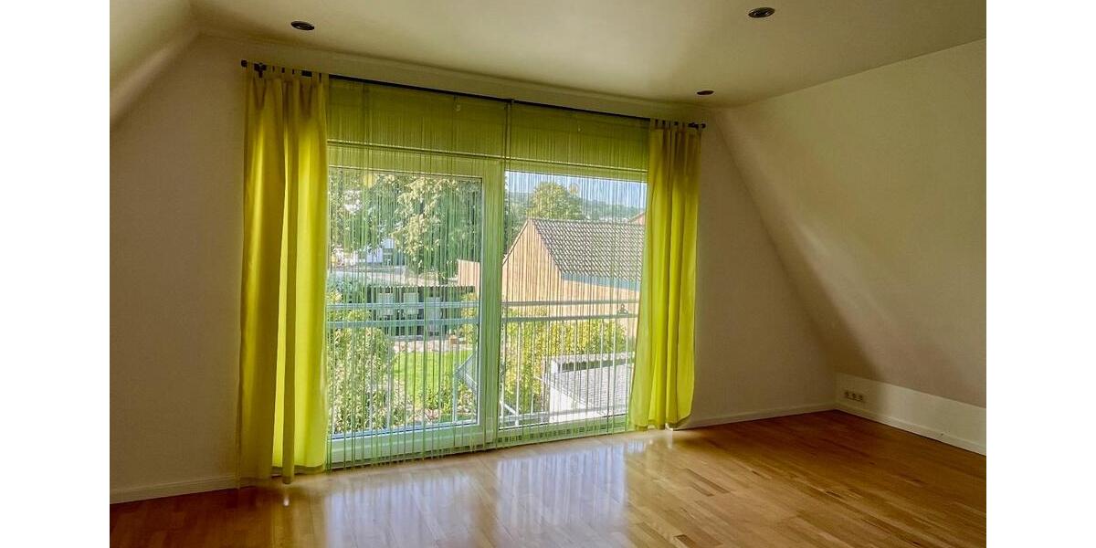 Haus 1-2 Familien, 8 Zimmer,schönem Garten sowie Parkplätze 8 zimmer