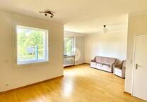 HELL, RUHIG MIT BALKON
