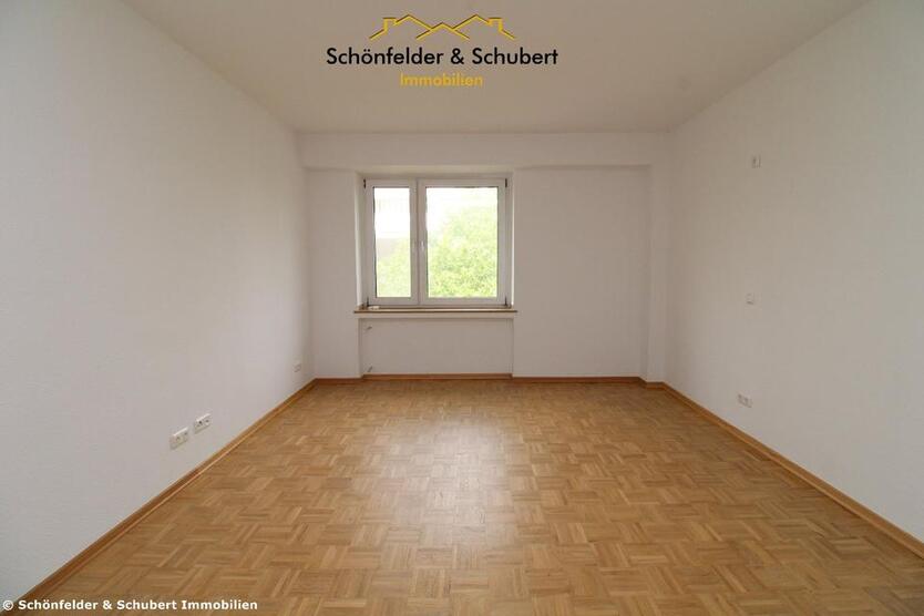 Frisch renoviert. Direkte Innenstadtlage. Großzügige, helle 3,5 Raum-Wohnung mit Balkon und Aufzug