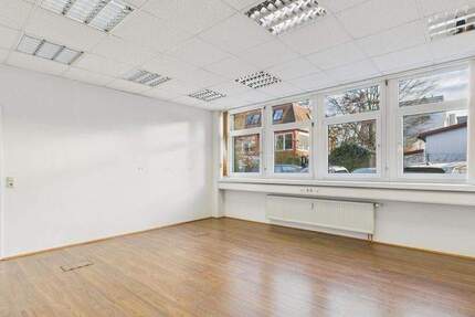 Helle Gewerbeeinheit im EG in zentraler Lage | Stellplätze verfügbar & separat anmietbar zimmer