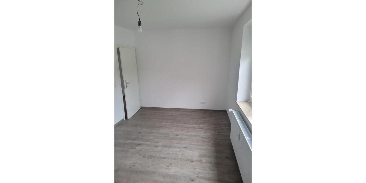 Ruhige, sanierte 3-Zimmer-Wohnung mit Balkon in Weddel – Bezug zimmer