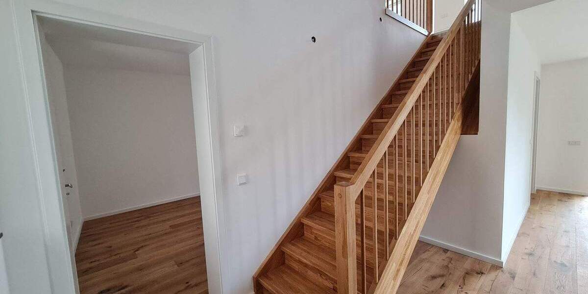 Modernes Wohnen in einem Reihenendhaus mit Außenbereich und Stellplätzen 5 zimmer