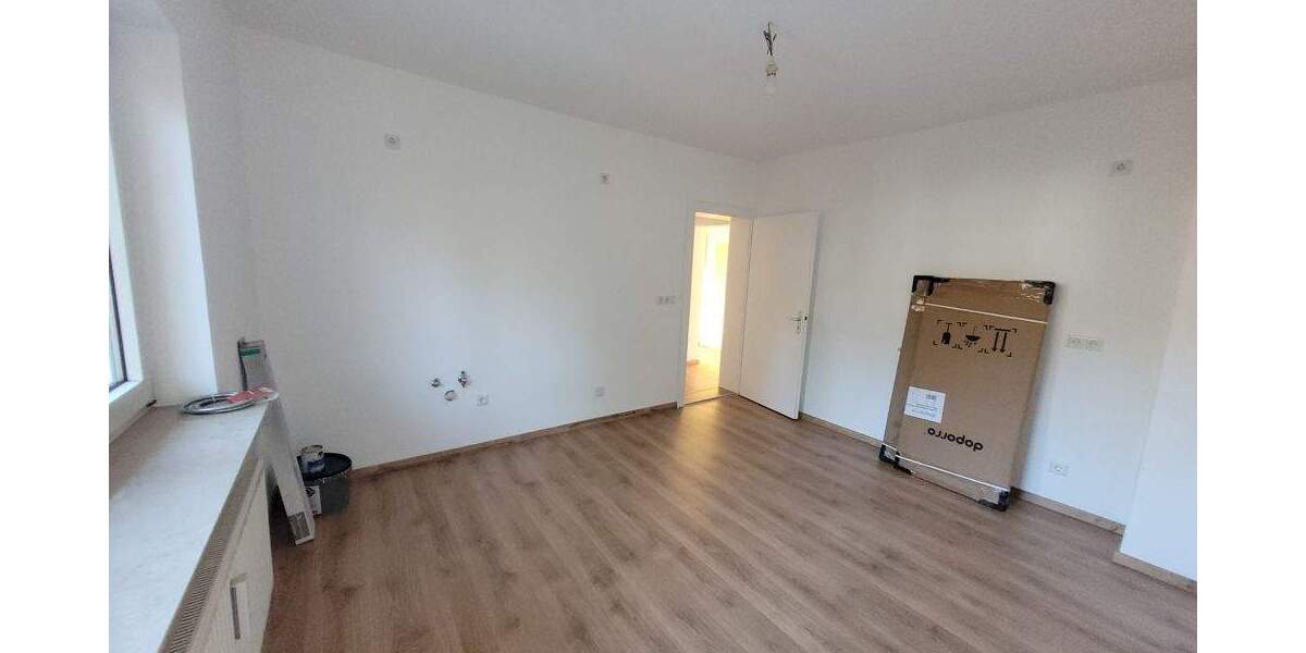 * CHARMANT - NEU RENOVIERT - SOFORT BEZUGSFÄHIG * schöne 3 Zi.-Wohnung mit GARAGE in SC-WOLKERSDORF 3 zimmer