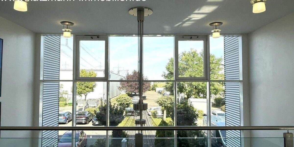 Exklusives Büro-Verwaltungs-Schulungsgebäude mit Staffelgeschoss u. großem Grundstück (3.001 m²) zu verkaufen zimmer