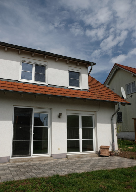 Lichtdurchflutete Doppelhaushälfte mit Garten in toller Lage zimmer