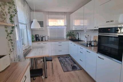 Dreifamilienhaus wird angeboten.