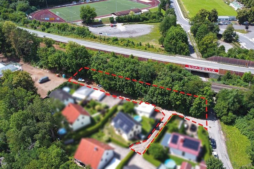 Unbebautes Grundstück mit Privatstraße - angrenzend an Wohnsiedlung