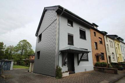 Kernsaniertes Zweifamilienhaus 3 separate Wohneinheiten gehobene Ausstattung schöner Garten - Hennef