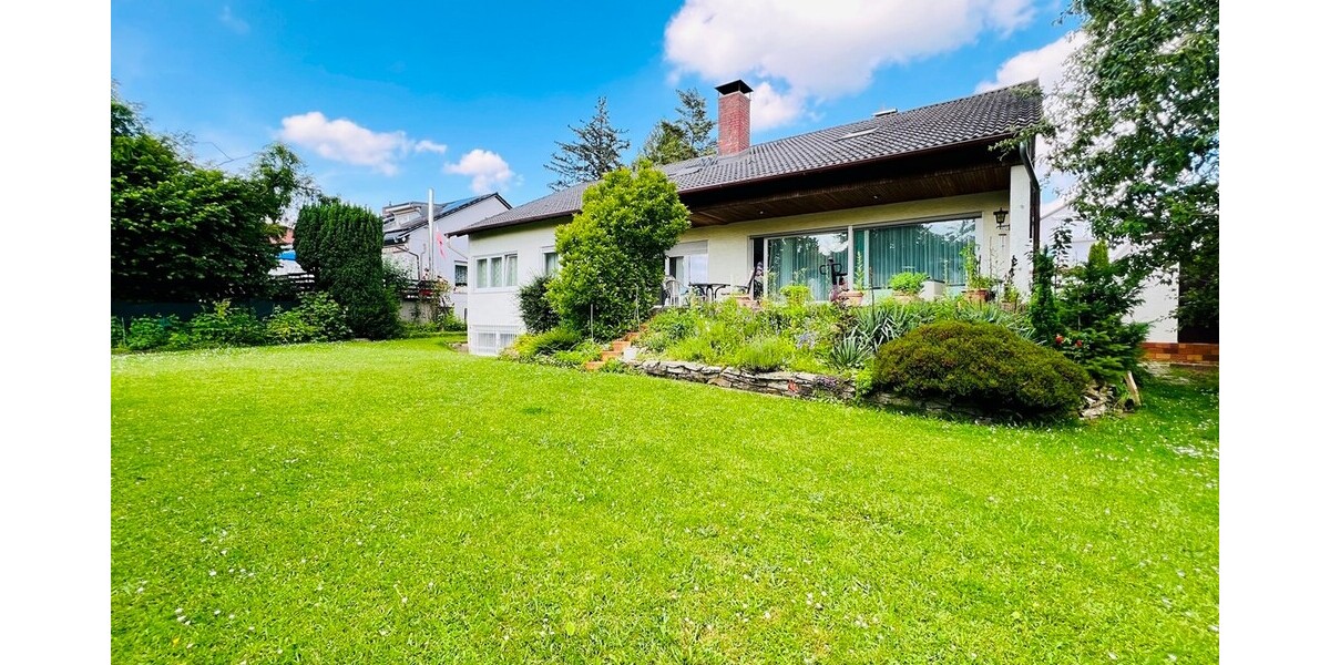 Freistehendes Einfamilienhaus auf großzügigem Grundstück in bester Lage von Frankfurt-Nieder Erlenbach 7.5 zimmer