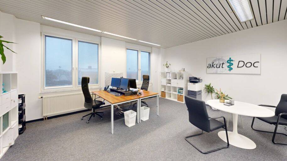 Helles, representatives möbliertes Büro inkl. Küche (Spülmaschiene, Kühlschrank, etc.) in ehemali...