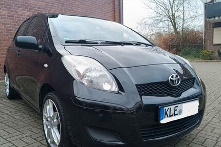 Toyota Yaris 207.104 km 3.290 € Rees 46459