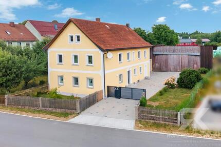 Ländliches Wohnidyll mit viel Platz: Kernsaniertes Bauernhaus mit Garage in Obersdorf