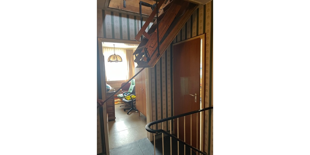 DUS, 4Zi. RMH, 110m² Wfl., 215m² Grd., Terr., Garten, Keller, Grg. 4 zimmer