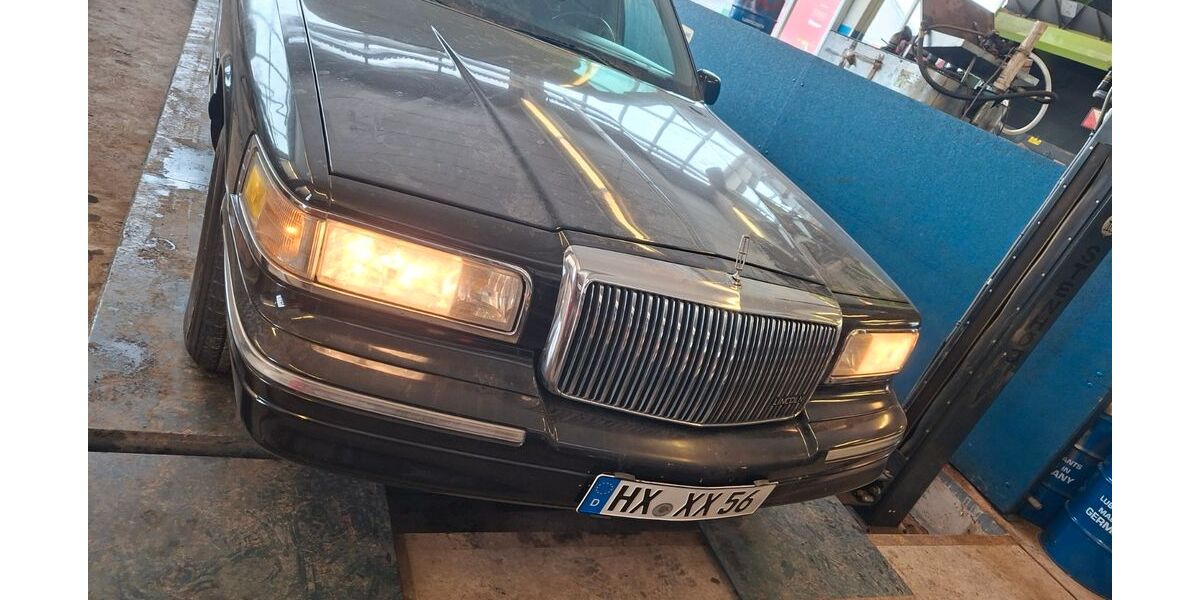 Lincoln Town Car 197.894 km 9.999 &euro; Peckelsheim 34439