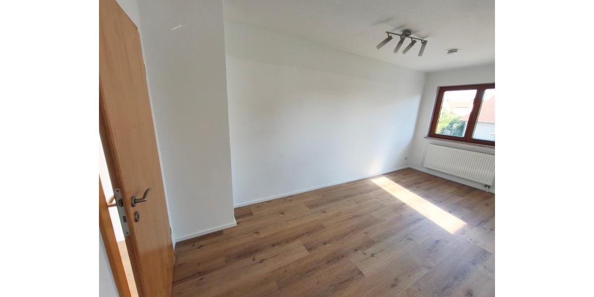 3 Zi. Wohnung im DG (1.OG) mit Balkon und Carport - Etagenwohnung Pommersfelden | Angebot:27230171