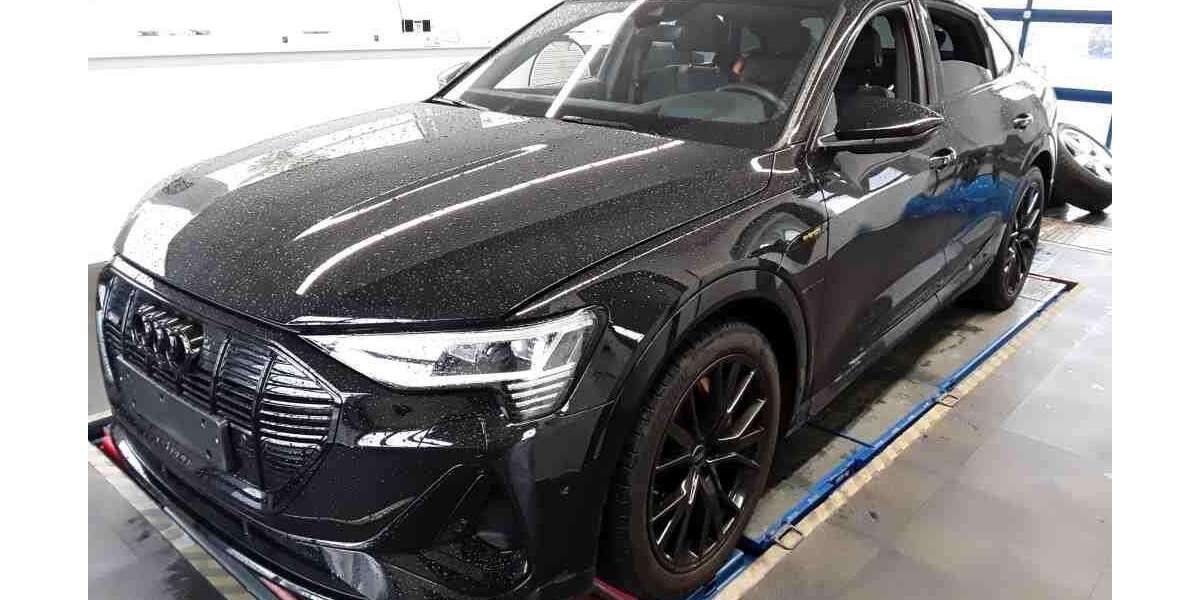 Audi e-tron 44.375 km 40.990 &euro; Hamburg 22047