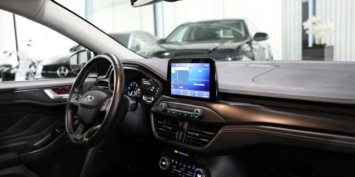 Ford Focus Tunier 1.5 EB VIGNALE / PANORAMA,LED,LEDER 138.000 km 14.991 &euro; Hamm 59077