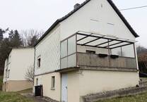 Freistehendes 1 FHS mit großem Balkon, in ruhiger Höhenlage, mit Garten und Autoabstellplätzen in Bierbach (Sackgasse)