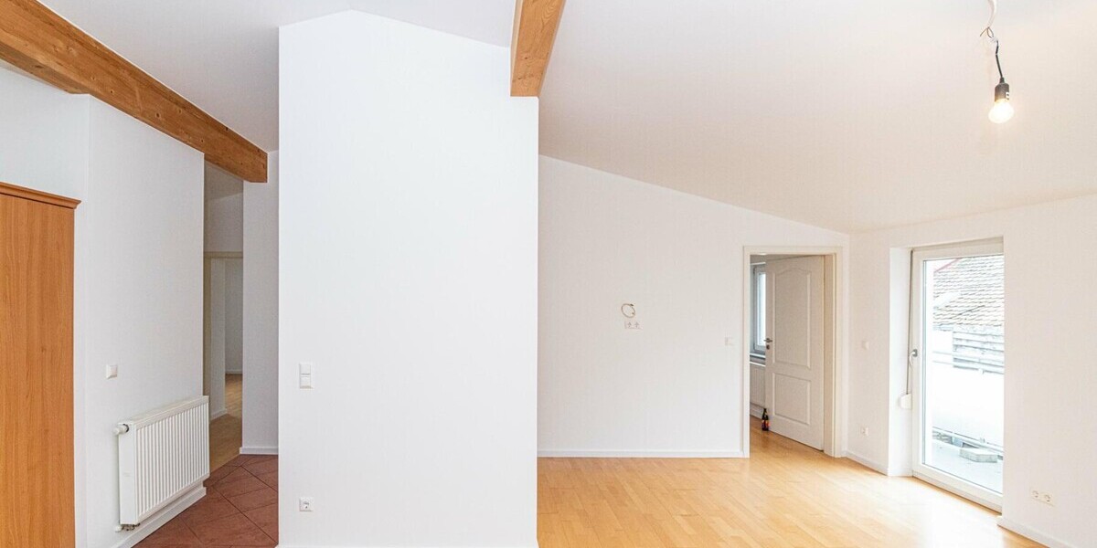 Vermietung: Helle Dachgeschosswohnung mit Balkon und Wohlfühlambiente - Dachgeschoßwohnung Cham | Angebot:24787865