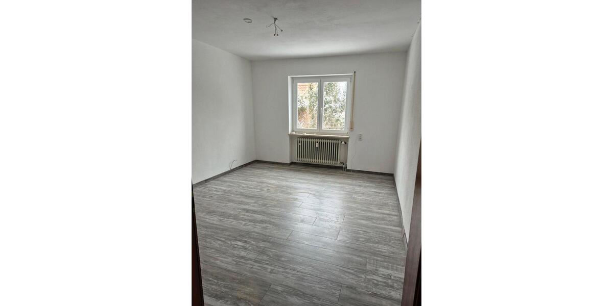 Erdgeschoßwohnung Regenstauf - 4 Zimmer, 124 m&sup2;, 1.000&euro; | Angebot:25126685