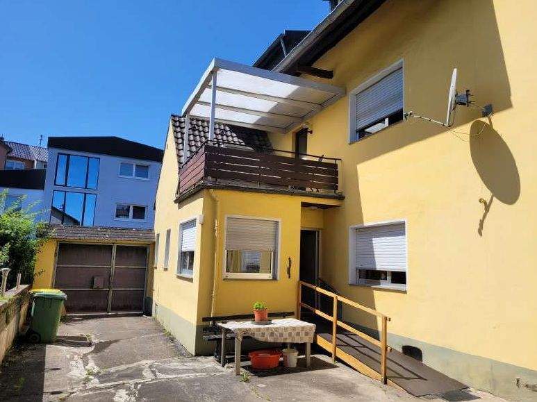 7-ZimmerHAUS MIT 3 BÄDERN, 2 GARAGEN UND GROSSEM GARTEN IN GUTER, ZENTRUMSNAHER WOHNLAGE!