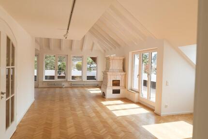 Helle, geräumige und umfassend renoviertesanierte DG-Wohnung