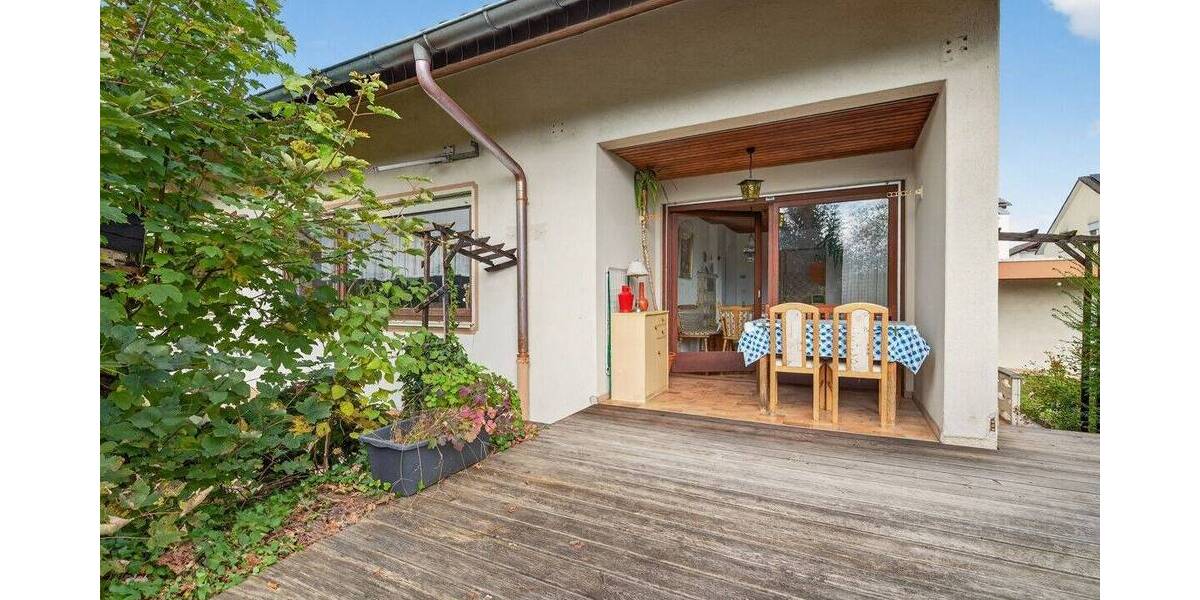 Charmantes Zweifamilienhaus mit Garten, Doppelgarage und vielen Möglichkeiten in Königsbach-Stein 9 zimmer