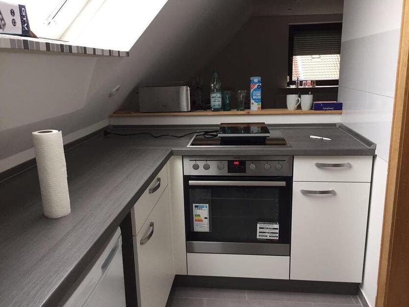 Moderne Dachgeschoßwohnung zwei Zimmer mit Einbauküche