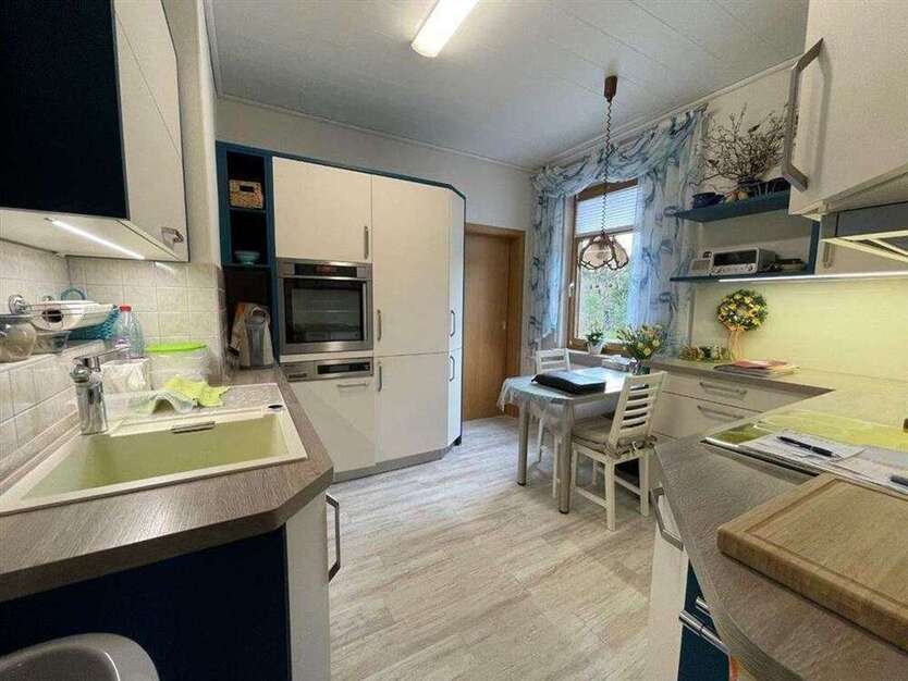 sofort bezugsfertig - sehr gepflegtes Ein- Zweifamilienhaus mit hochwertiger EBK 8 zimmer