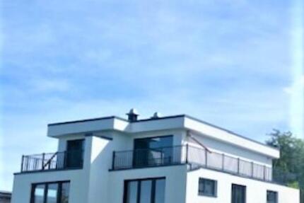 Neubau-Doppelhaushälfte mit Penthouse-Etage und Seeblick Feldrand