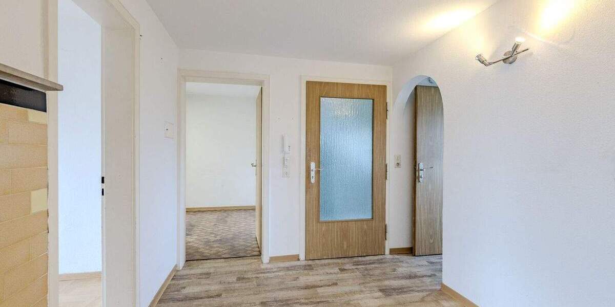 Attraktives Zweifamilienhaus mit ausgebautem DG, großem Grundstück und Entwicklungspotenzial 8 zimmer