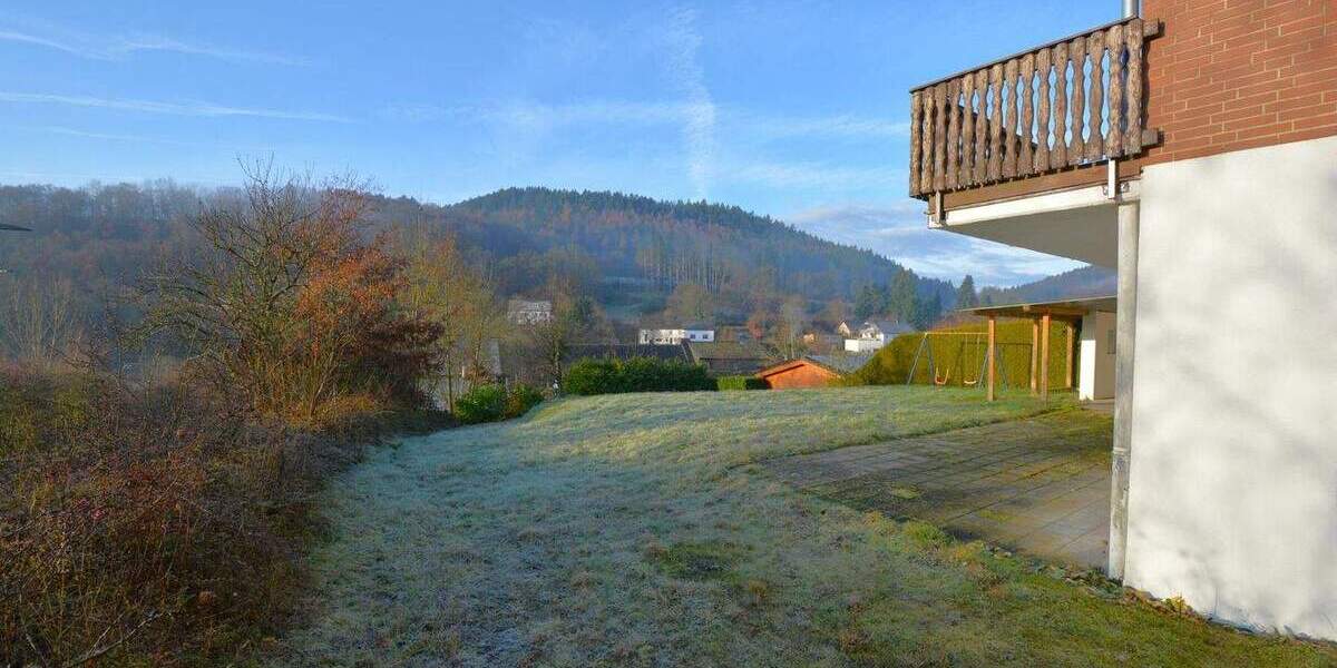 Ruhig gelegenes Wohnhaus mit Balkon, Terrasse, Garage, Carport und Aussicht in Gerolstein-Müllenborn 5 zimmer