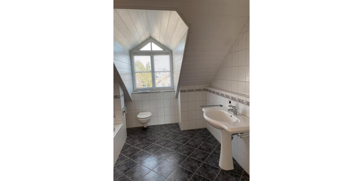 Dachgeschoßwohnung Ingolstadt Münchener Straße - 4 Zimmer, 122 m&sup2;, 1.190&euro; | Angebot:25440117