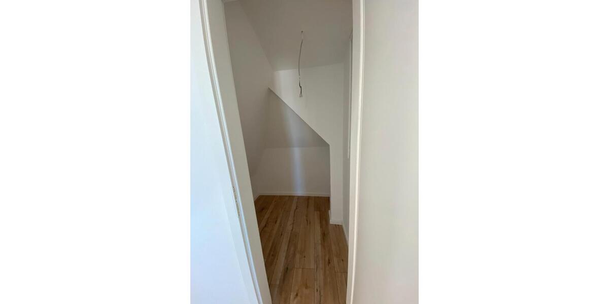 Dachgeschoßwohnung Bremerhaven - 4 Zimmer, 109 m&sup2;, 740&euro; | Angebot:26131237
