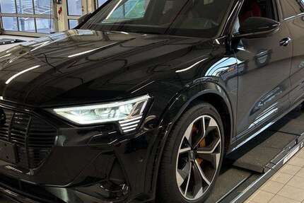 Audi e-tron 37.221 km 40.990 &euro; Hamburg 22047