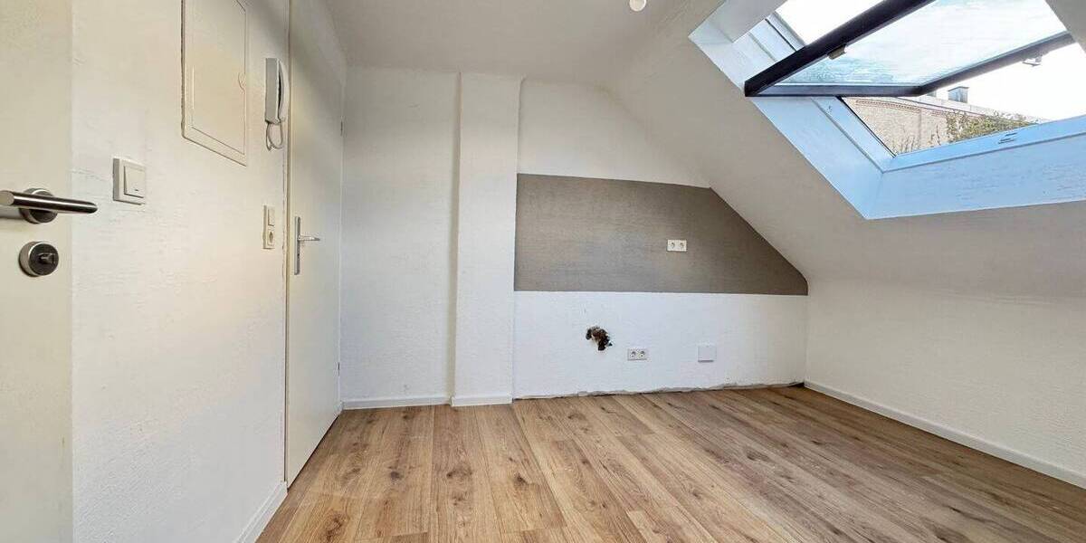 Sanierte 2-Zimmer-Dachgeschosswohnung mit neuem Bad in Ensheim - Etagenwohnung Saarbrücken-Halberg Ensheim | Angebot:26774939