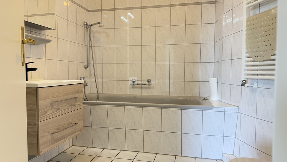 Repräsentatives Wohnen am Schlossgarten: Frisch renoviert & voller Wärme - Etagenwohnung Schwerin Feldstadt | Angebot:26828118
